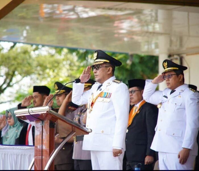 Dua Perayaan Satu Momentum: Bupati Eka Putra Pimpin Upacara Hari Otda dan Hardiknas 2026