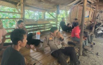 Panas Terik Disusul Hujan, Bhabinkamtibmas Sukamukti Sambangi Warga Sampaikan Imbauan Keselamatan