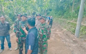 Sinergi TNI-Polri dan Pemkab, Aipda Abdul Jabar Hadiri Pengecekan Dandim 0619 dalam PembanguBrnan Jalan Desa Sukajadi