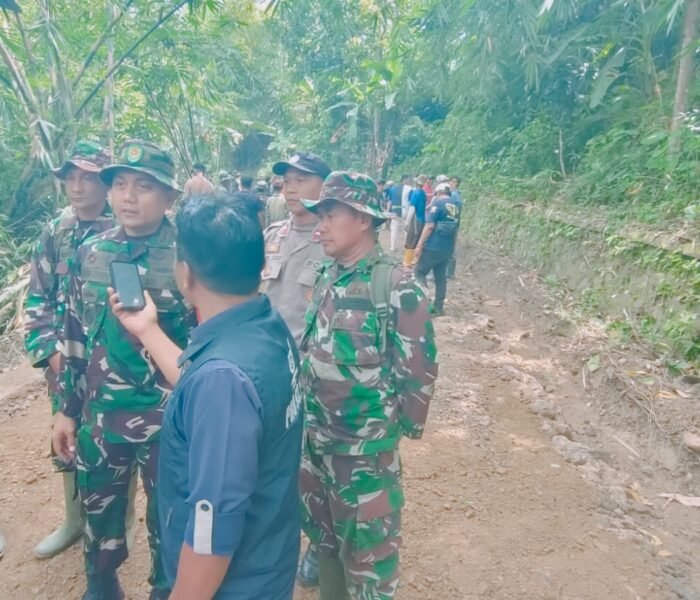Sinergi TNI-Polri dan Pemkab, Aipda Abdul Jabar Hadiri Pengecekan Dandim 0619 dalam PembanguBrnan Jalan Desa Sukajadi
