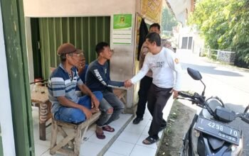 Cuaca Berawan Disusul Hujan, Bhabinkamtibmas Cihuni Intensifkan Imbauan Kamtibmas dan Waspada Bencana