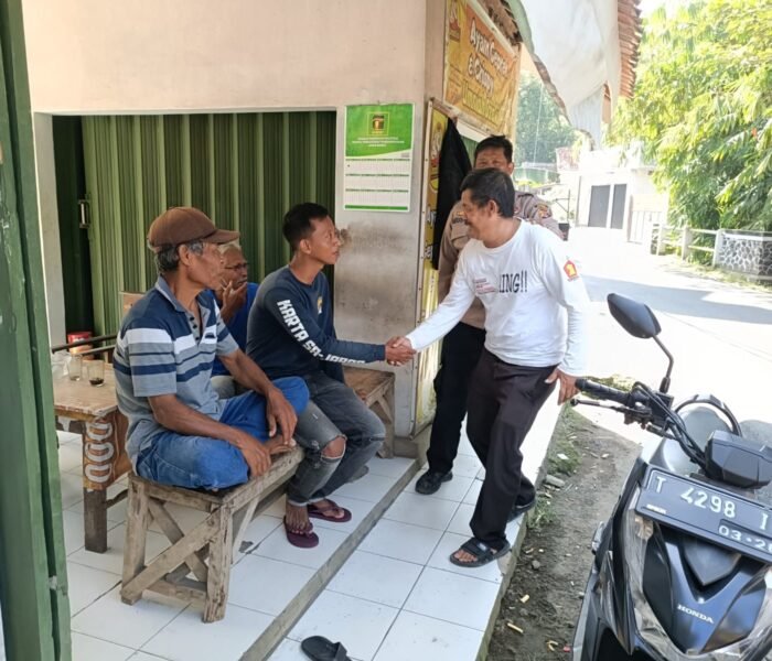 Cuaca Berawan Disusul Hujan, Bhabinkamtibmas Cihuni Intensifkan Imbauan Kamtibmas dan Waspada Bencana