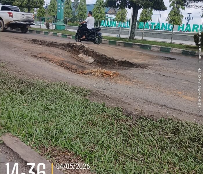 Jalan Rusak di Depan Alun-Alun Batanghari, Kadis PU Tegaskan Bukan Kewenangan Kabupaten
