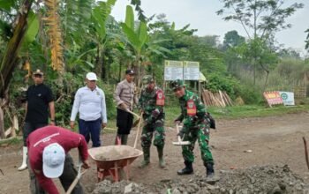 Sinergi TNI-Polri dan Warga Bangun Jalan Desa, TMMD di Pondoksalam Perkuat Akses dan Kesejahteraan Masyarakat