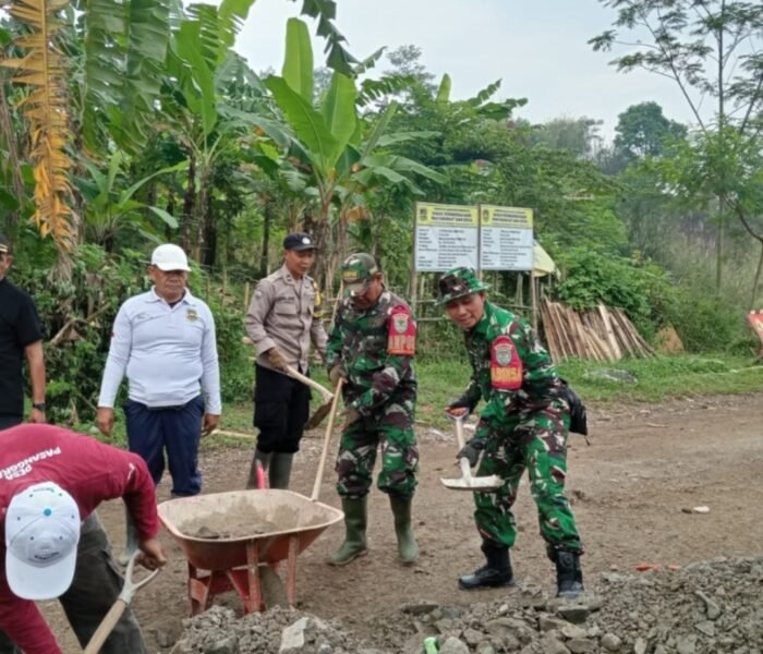 Sinergi TNI-Polri dan Warga Bangun Jalan Desa, TMMD di Pondoksalam Perkuat Akses dan Kesejahteraan Masyarakat