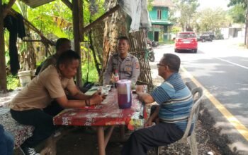 Ngobrol Santai Bersama Warga, Bhabinkamtibmas Desa Salem Perkuat Kamtibmas dan Edukasi Hak Pekerja