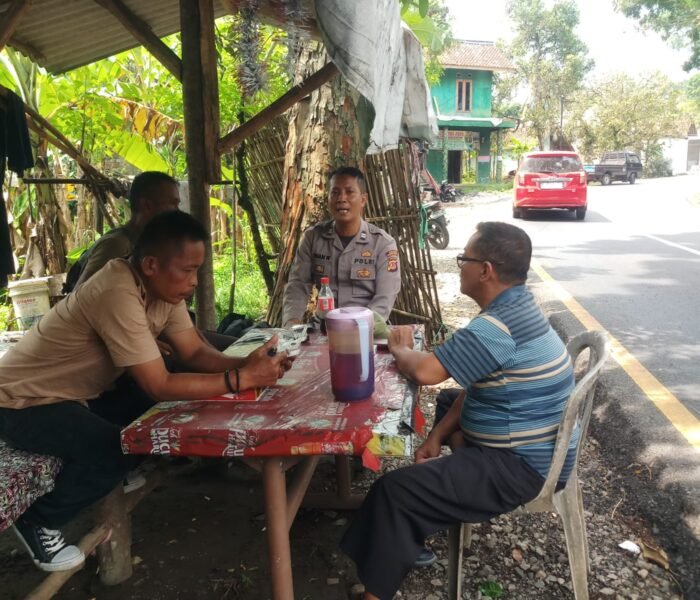 Ngobrol Santai Bersama Warga, Bhabinkamtibmas Desa Salem Perkuat Kamtibmas dan Edukasi Hak Pekerja