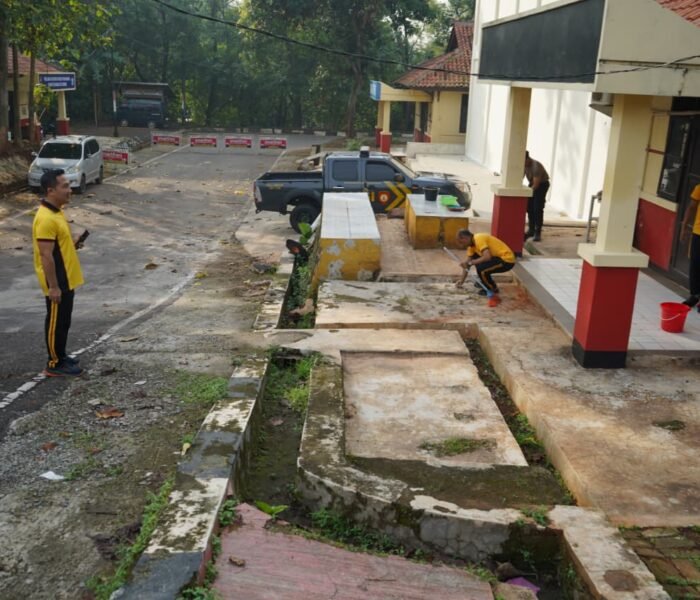 Kapolres Purwakarta Tinjau Kebersihan Mako, Tegaskan Komitmen Wujudkan Lingkungan Kerja Sehat dan Asri