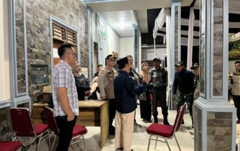 Kapolsek Plered Lakukan Silaturahmi Ke Panitia Pilkades PAW Desa Liunggunung