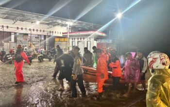 Tanah Datar Dikepung Banjir dan Longsor, Puluhan Jiwa Terisolasi Termasuk Bayi dan Lansia
