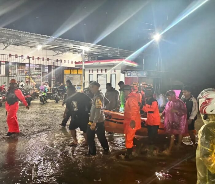 Tanah Datar Dikepung Banjir dan Longsor, Puluhan Jiwa Terisolasi Termasuk Bayi dan Lansia
