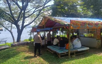 Sat Polairud Polres Purwakarta Sambangi Wisatawan Waduk Jatiluhur, Imbau Waspada Cuaca dan Keselamatan