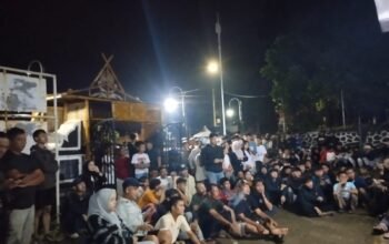 Hujan Tak Surutkan Semangat Bobotoh, Polsek Darangdan Bersama TNI Amankan Nobar Persib vs PSM Makassar