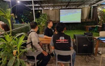 Personel Polsek Jatiluhur Amankan Nobar Persib Bandung vs PSM Makassar, Suporter Antusias dan Kondusif