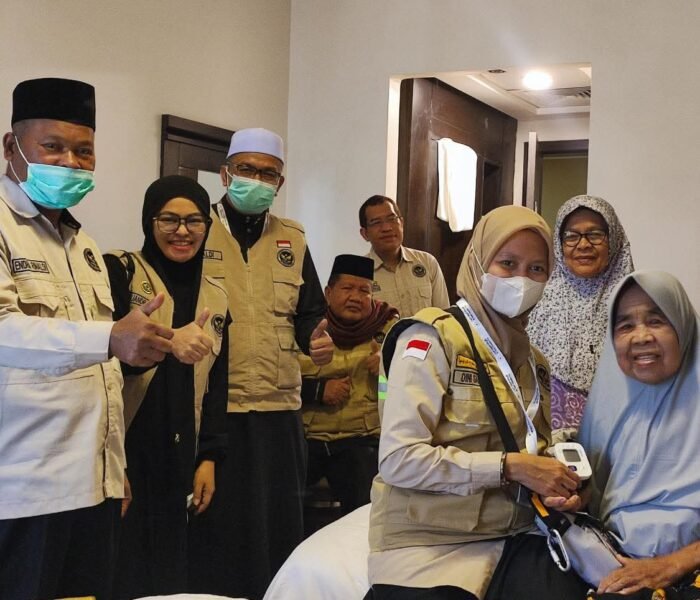 Petugas Kloter 13 PDG Sisir Kamar Jamaah Risti di Hotel Al Hidayah Mekkah, Pastikan Layanan Kesehatan Optimal