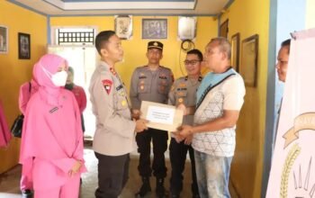 Ringankan Beban Anggota, Kapolres Tanah Datar AKBP Nur Ichsan Salurkan Bantuan Pascabanjir