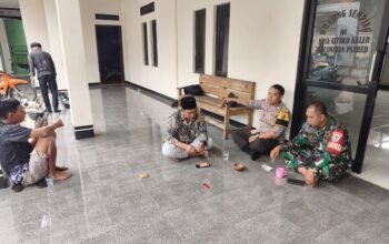 Dengar Keluhan Warga, Babinsa dan Bhabinkamtibmas Polsek Plered Gelar Jumat Curhat