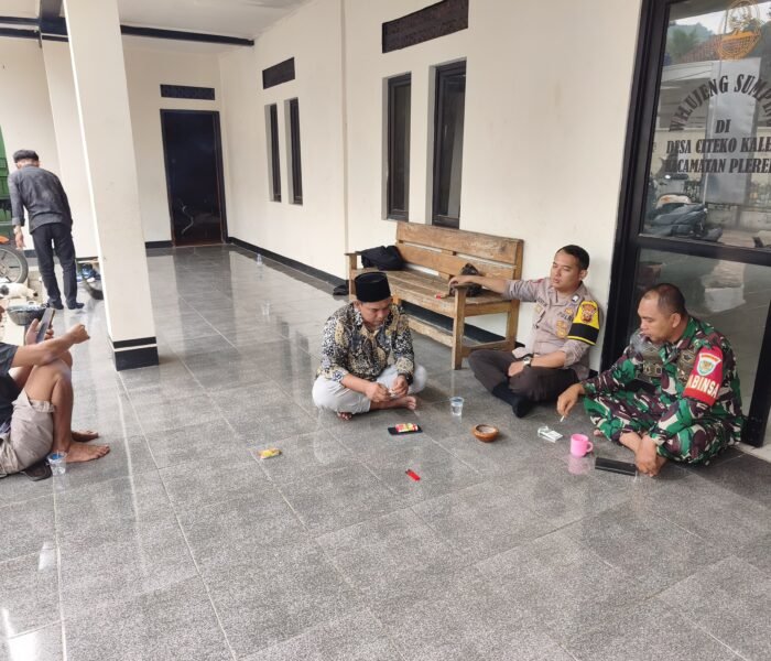 Dengar Keluhan Warga, Babinsa dan Bhabinkamtibmas Polsek Plered Gelar Jumat Curhat