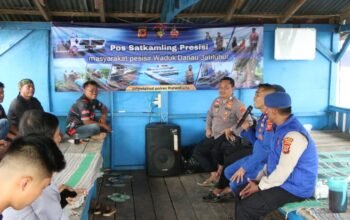 Polairud Polres Purwakarta Perkuat Satkamling Nelayan, Bagikan Rompi Kamtibmas dan Peralatan Keselamatan di Perairan Jatiluhur