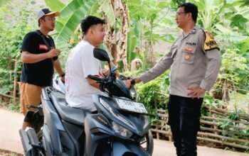 Sambang Warga di Cikopak, Bhabinkamtibmas Polsek Purwakarta Kota Ajak Masyarakat Waspada Kejahatan Jalanan