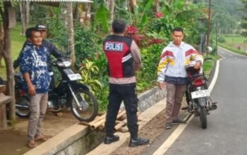 Dekat Dengan Warga, Bhabinkamtibmas Desa Gardu Edukasi Masyarakat Waspada Begal dan Hoaks
