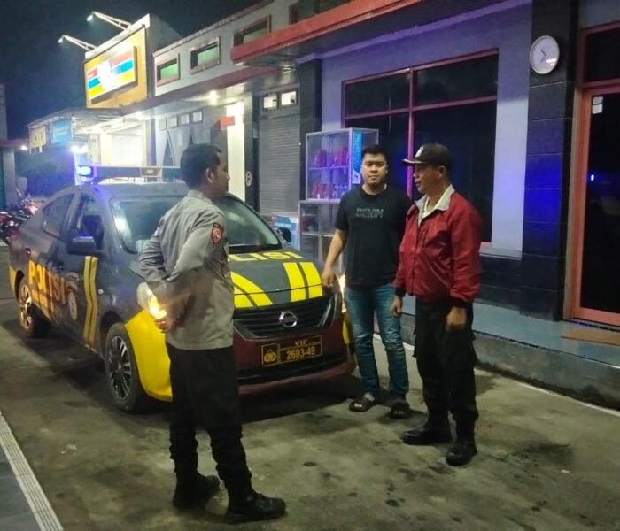 Patroli Malam Polsek Plered Intensif, Polisi Sambangi Indomaret dan SPBU Antisipasi Kejahatan Jalanan
