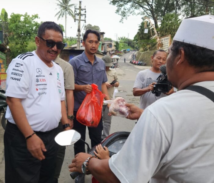 Warga Kaget Terima Qurban Dari Bupati Sukabumi Drs. H. Asep Japar, M.M.