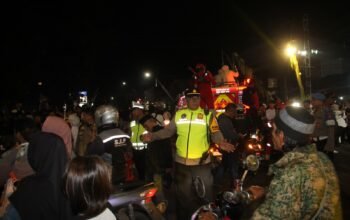 Kapolsek Purwakarta Kota Pimpin Pengamanan Pawai Obor 1 Muharram 1448 H, Wakapolres Purwakarta Hadir Bersama Forkopimda