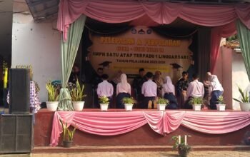 Hadiri Perpisahan Siswa SMPN Satap 1 Linggarsari, Bhabinkamtibmas Polsek Plered Tanamkan Semangat Raih Cita-Cita dan Bijak Bermedia Sosial