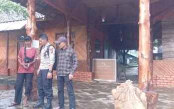 Sambang di Kawasan Wisata Saung Hibar Hillside, Bhabinkamtibmas Polsek Kiarapedes Ajak Pengelola Tingkatkan Keamanan Pengunjung