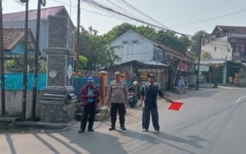 Patroli Siang Polsek Pasawahan Hadirkan Rasa Aman di Pertigaan Cihideung, Warga Diimbau Tertib Berlalu Lintas