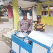 Sambangi Pedagang Keliling, Bhabinkamtibmas Desa Galudra Ajak Warga Aktif Jaga Kamtibmas