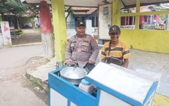Sambangi Pedagang Keliling, Bhabinkamtibmas Desa Galudra Ajak Warga Aktif Jaga Kamtibmas