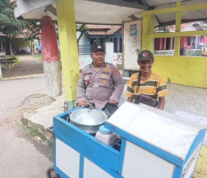 Sambangi Pedagang Keliling, Bhabinkamtibmas Desa Galudra Ajak Warga Aktif Jaga Kamtibmas