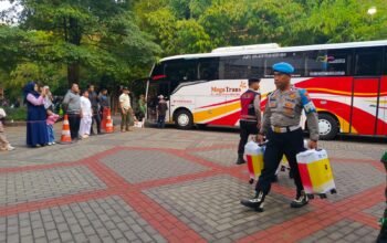 Polri Melayani, Personel Polres Purwakarta Sambut Kedatangan Jemaah Haji