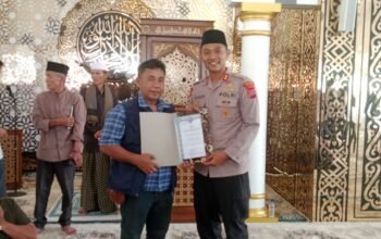 Kapolres Tanah Datar Anugerahkan Penghargaan kepada Jurnalis Media Investigasi Mabes.Co.Id