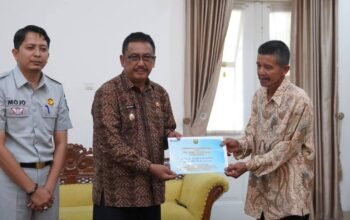 Bupati Sukabumi Drs H Asep Japar M.M. Bersama Jasa Raharja Serahkan Santunan Kepada Ahli Waris Korban Kecelakaan Lalulintas