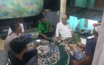 Sambang Malam Dari Rumah Ke Rumah, Bhabinkamtibmas Polsek Pasawahan Perkuat Kemitraan dan Jaga Kamtibmas