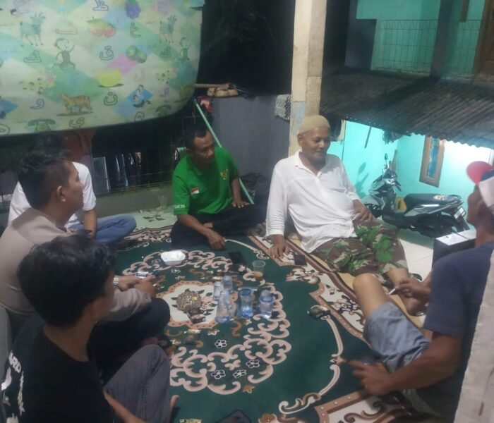 Sambang Malam Dari Rumah Ke Rumah, Bhabinkamtibmas Polsek Pasawahan Perkuat Kemitraan dan Jaga Kamtibmas