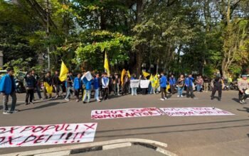 Humanis dan Persuasif, Polwan Negosiator Polres Purwakarta Sambut Peserta Aksi PMII di Kejaksaan Negeri