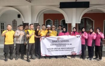 Hari Bhayangkara Ke-80, Polsek Plered Gotong Royong Bersihkan Masjid