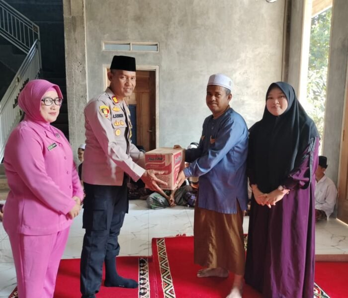 Dari Membersihkan Masjid hingga Berbagi Sembako, Polsek Sukasari Wujudkan Nilai Pengabdian Polri yang Dekat dengan Masyarakat