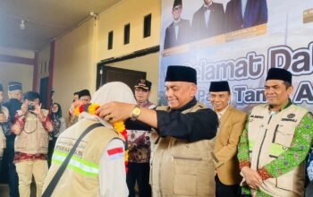 “Kemenhaj Dafrizon Sambut Jemaah Haji Tanah Datar, Tangis Haru Pecah di Debarkasi Padang”
