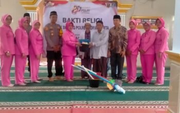 Menyapu Lantai, Merawat Kebersamaan: Polsek Bojong Wujudkan Semangat Hari Bhayangkara Lewat Bakti Religi di Masjid Al-Huda