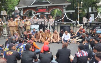 Polres Purwakarta Kawal Aspirasi Masyarakat, Aksi Unjuk Rasa Berlangsung Aman dan Kondusif di Kantor Pemda