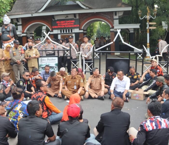 Polres Purwakarta Kawal Aspirasi Masyarakat, Aksi Unjuk Rasa Berlangsung Aman dan Kondusif di Kantor Pemda