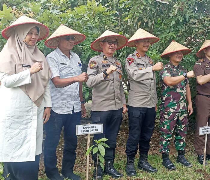 Wujudkan Sumbar Hijau, Polres Tanah Datar Sukseskan Program ‘Segar Asri’ di Hari Bhayangkara