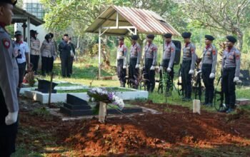 Polres Purwakarta Gelar Upacara Persada untuk AKP Juli Minarti, Wujud Penghormatan Terakhir Atas Dedikasi Anggota POLRI