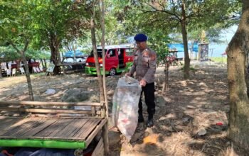 POLRI Peduli Lingkungan, Sat Polairud Polres Purwakarta Gelar Program Sapu Bersih Sampah di Pesisir Waduk Jatiluhur