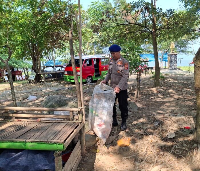 POLRI Peduli Lingkungan, Sat Polairud Polres Purwakarta Gelar Program Sapu Bersih Sampah di Pesisir Waduk Jatiluhur